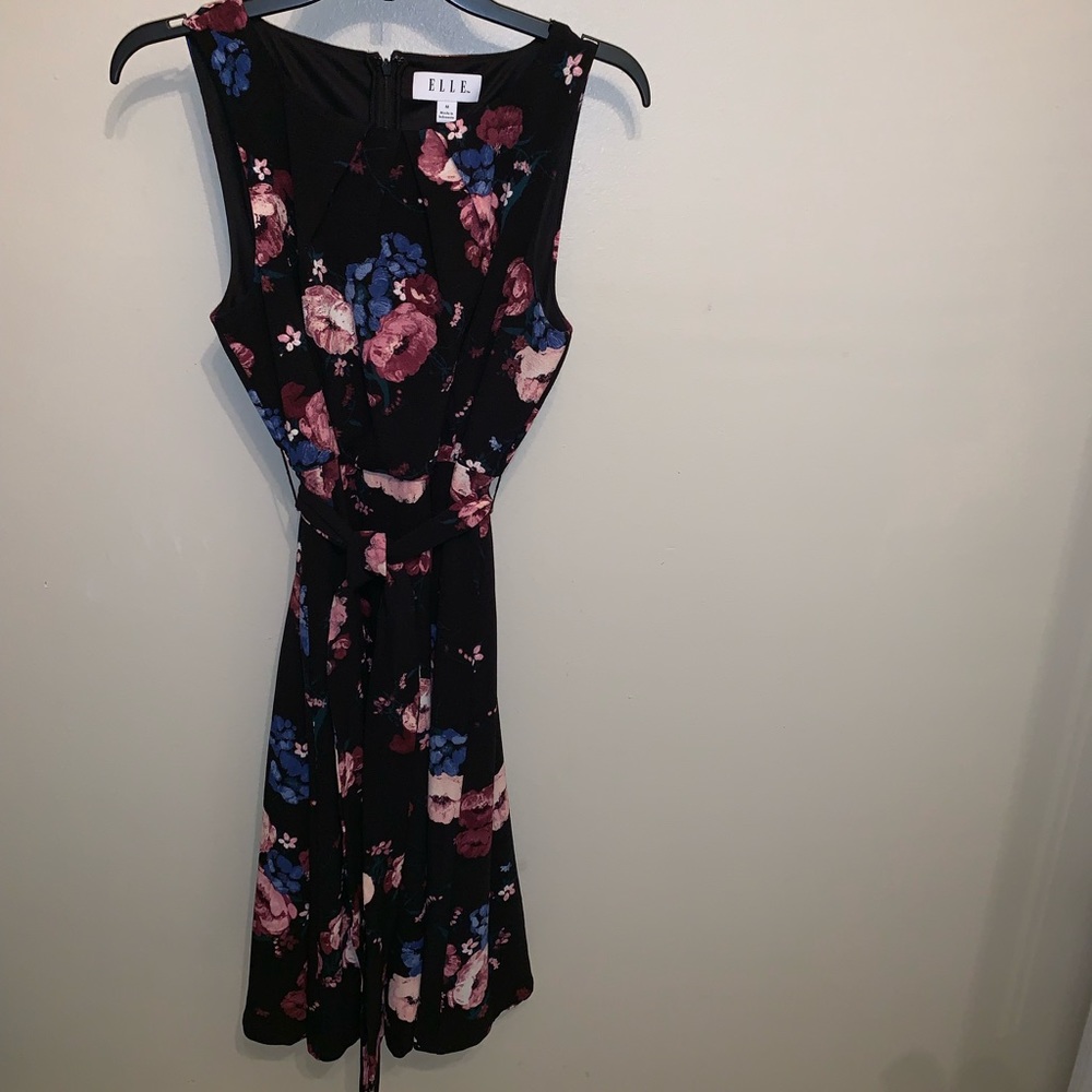 Elle floral dress with belt.